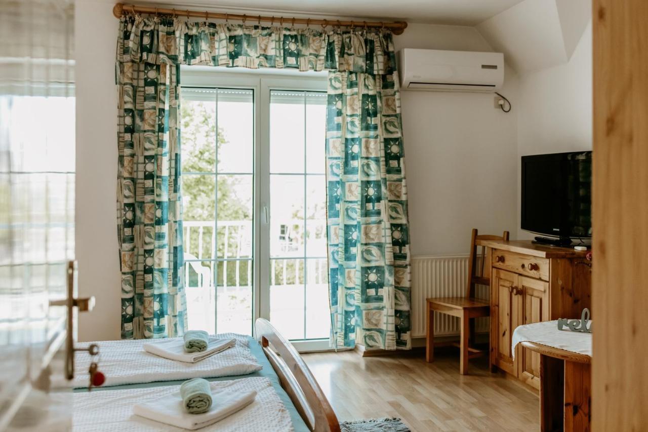 Kek Vendeghaz Family Resort Gyenesdias Bagian luar foto