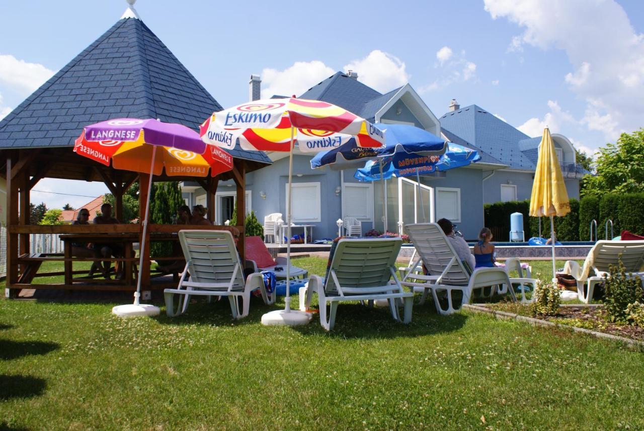 Kek Vendeghaz Family Resort Gyenesdias Bagian luar foto