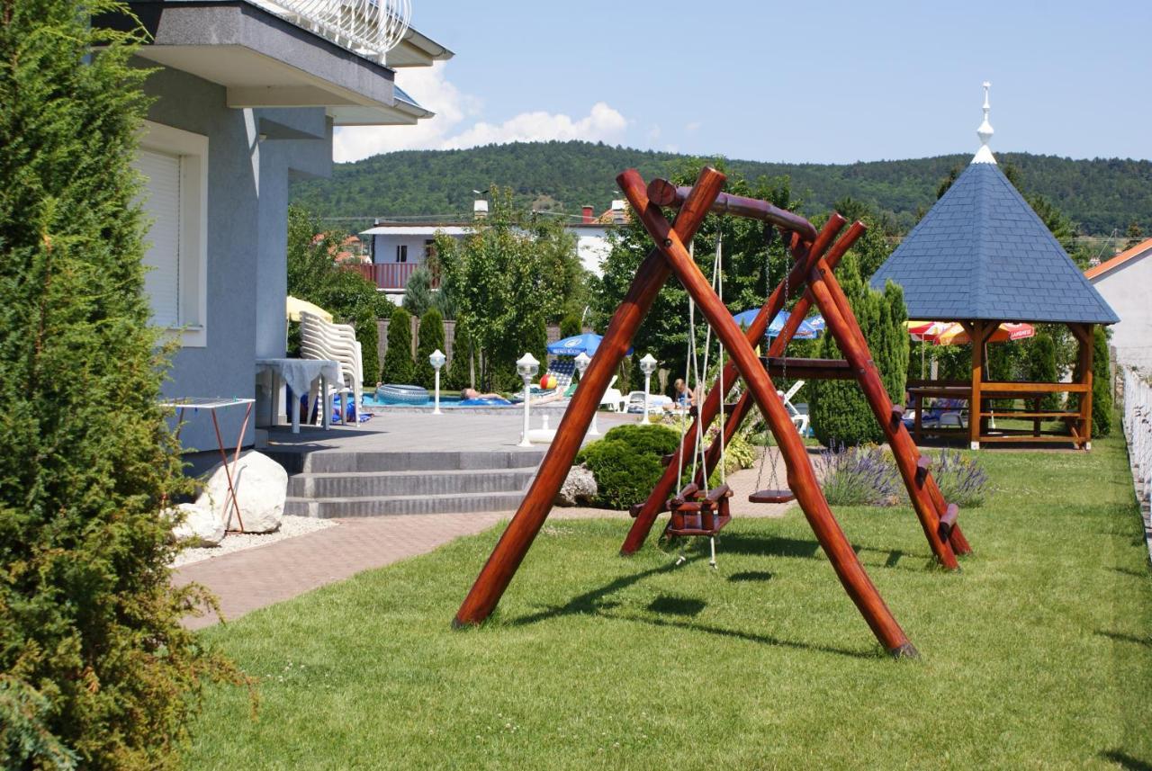 Kek Vendeghaz Family Resort Gyenesdias Bagian luar foto