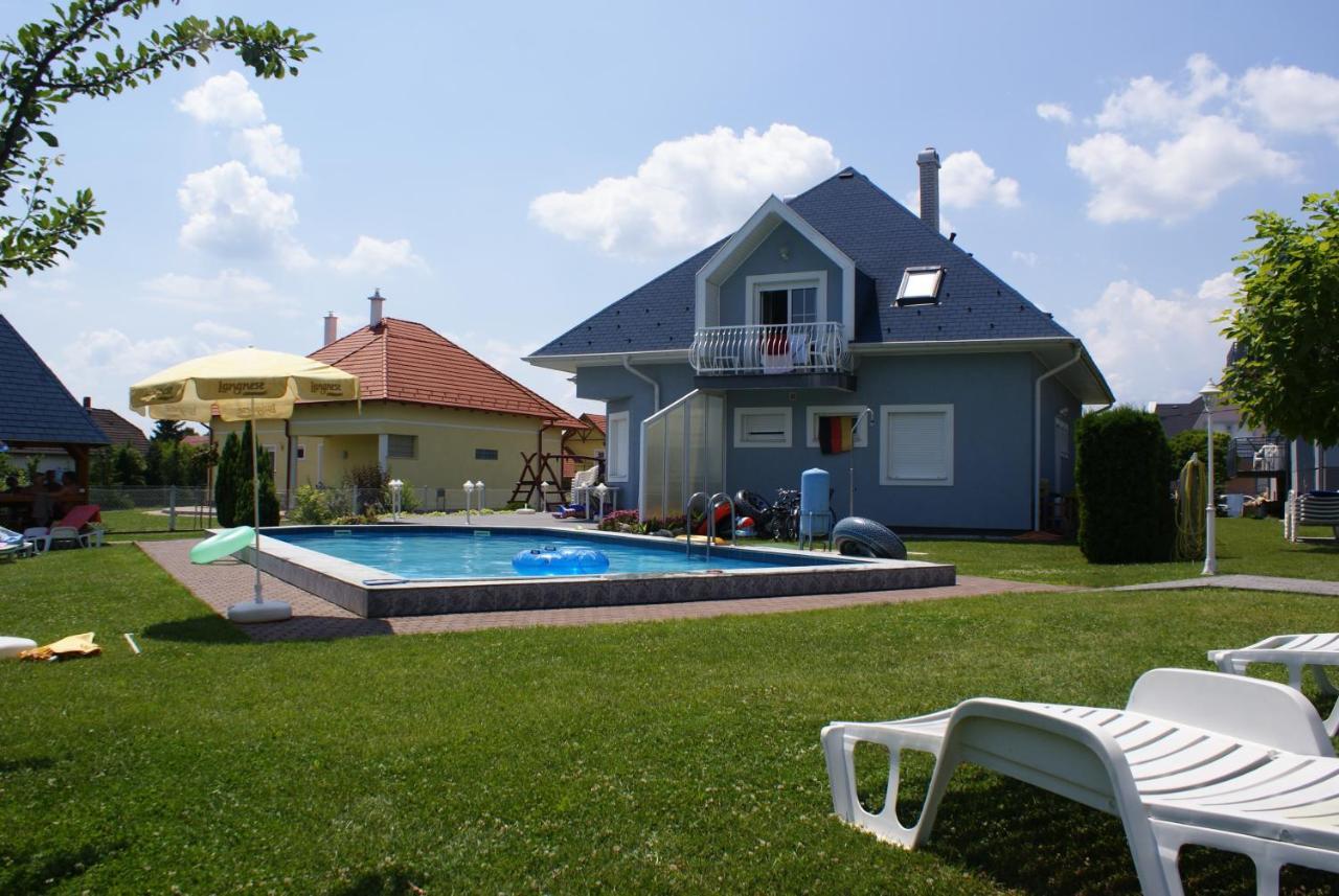 Kek Vendeghaz Family Resort Gyenesdias Bagian luar foto