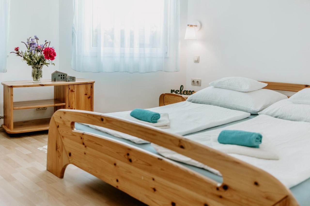 Kek Vendeghaz Family Resort Gyenesdias Bagian luar foto