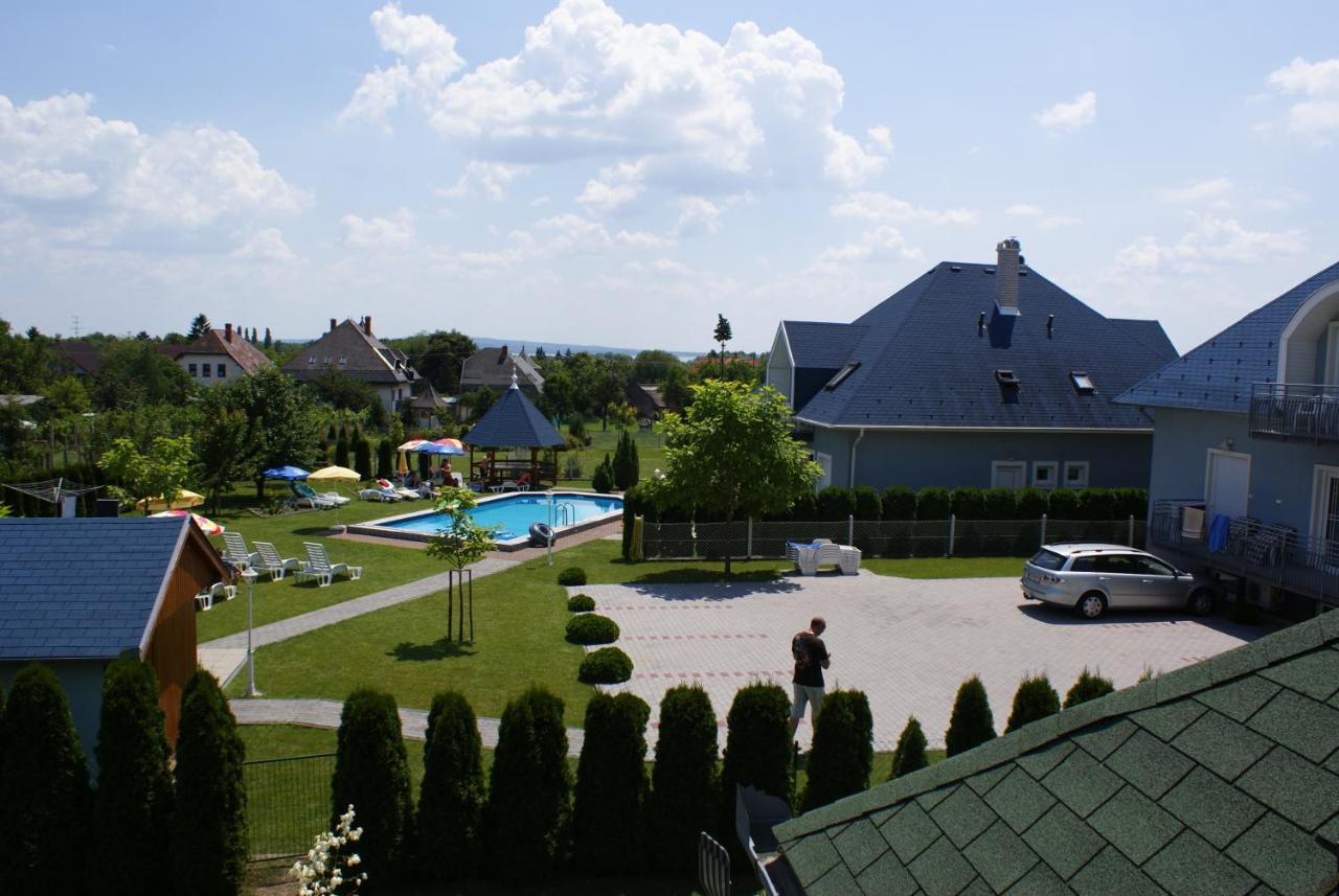 Kek Vendeghaz Family Resort Gyenesdias Bagian luar foto