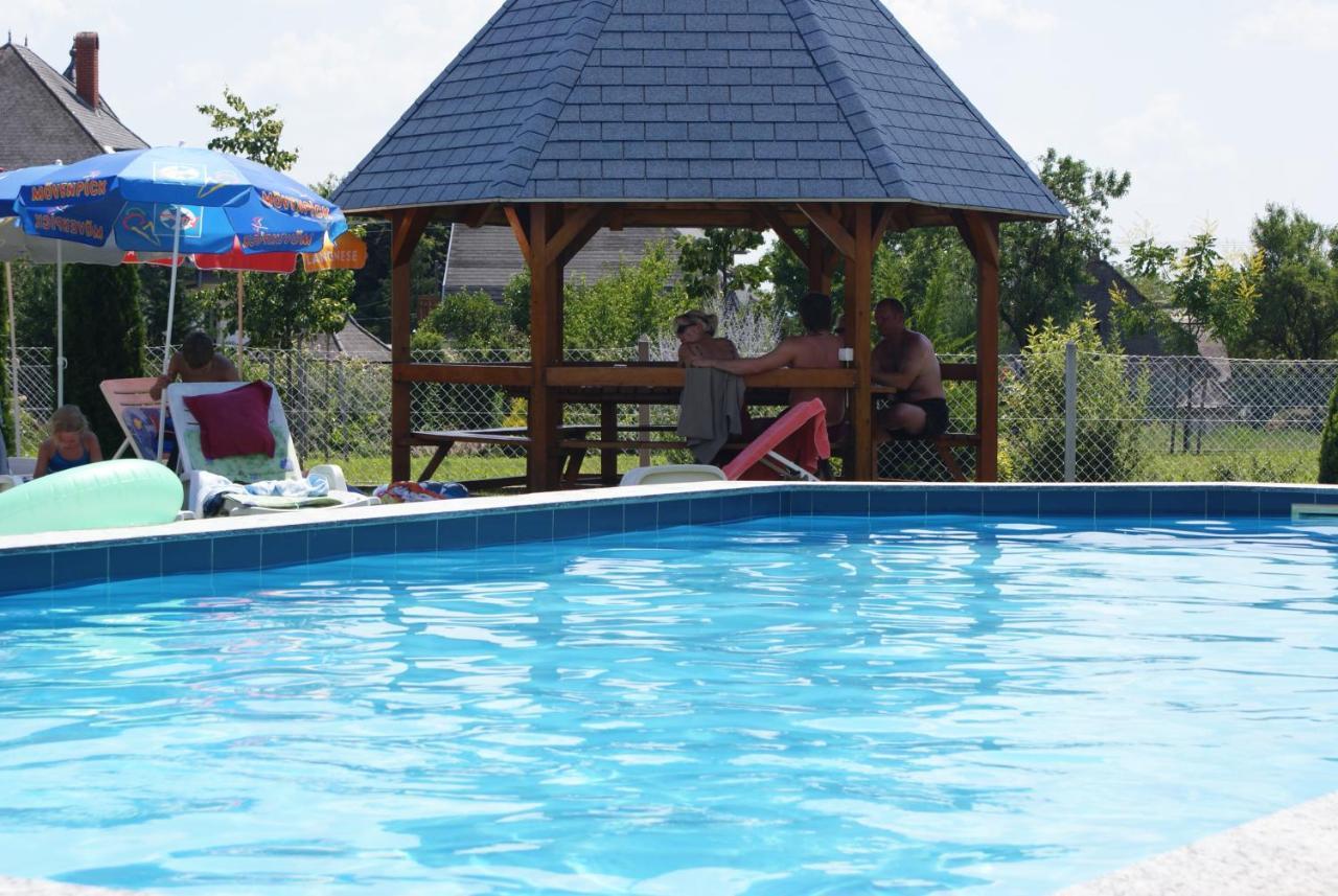 Kek Vendeghaz Family Resort Gyenesdias Bagian luar foto